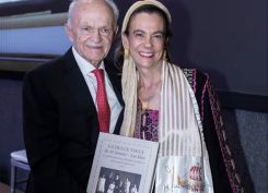 María Isabel Grañén Porrúa aux côtés de son mari Alfredo Harp Helú tenant un exemplaire de « La Dulce Tinta » reçu pour ses 80 ans. Photo tirée du site revistaclase.mx