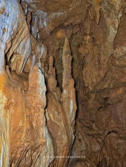 Les stalactites et stalagmites photographiés dans le gouffre de Tacheh, fin avril 2026. Photo Abdelkader Abdelmajid