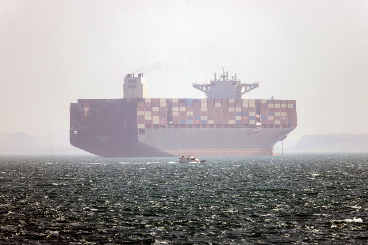 Les États-Unis ont ciblé deux bateaux civils transportant des marchandises vers l’Iran, tuant cinq personnes, selon les médias iraniens
