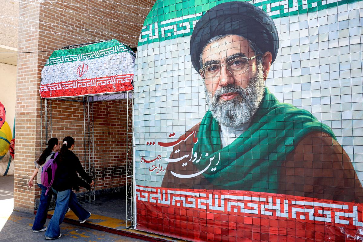  Supreme Leader briefs military chief on 'new guiding measures'