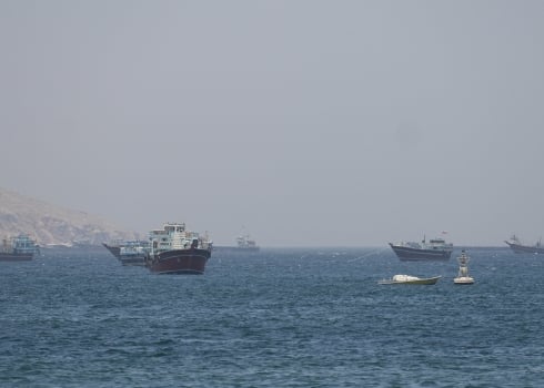 Trump suspend son opération d'escorte de navires à Ormuz, dans l'espoir d'un accord avec l'Iran 