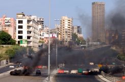 L'autoroute du Ring, à Beyrouth, bloquée par des pneus brûlés par des partisans du Hezbollah et d'Amal, le 7 mai 2008. Photo d'archives Michel Sayegh/L'Orient-Le Jour