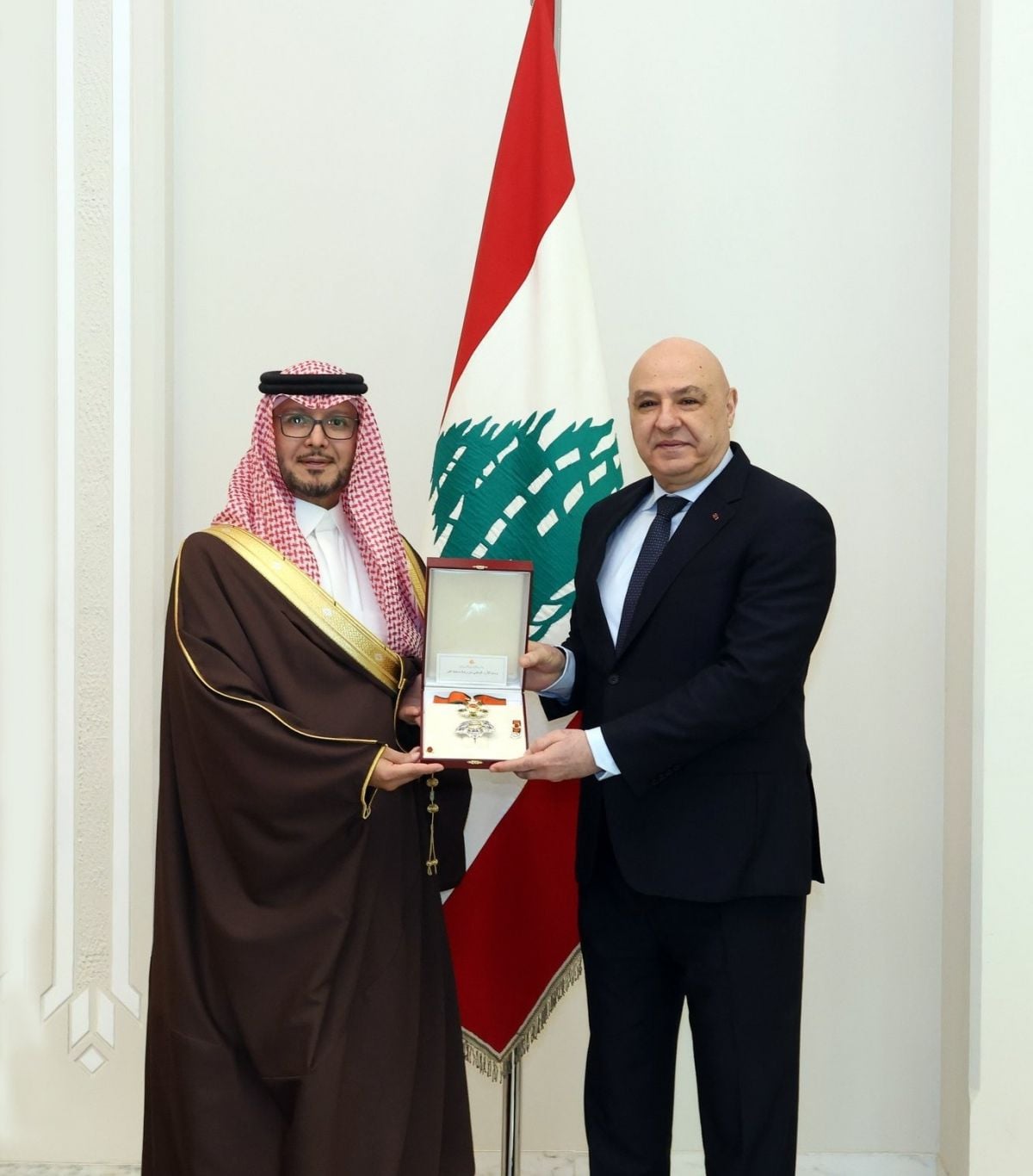 Sur le départ, l'ambassadeur Boukhari reçoit décoré de la médaille de l'ordre national du Cèdre 