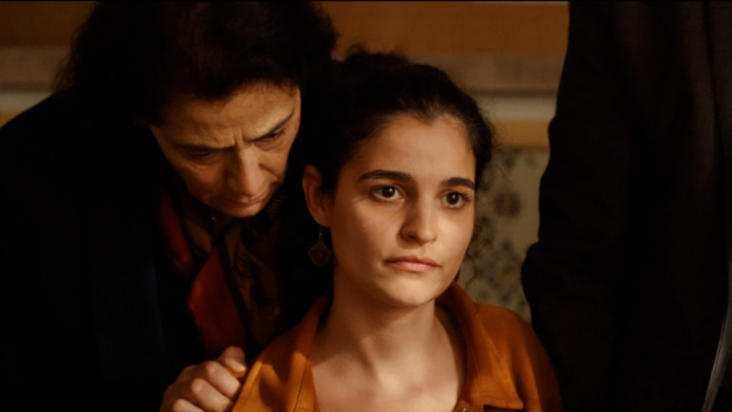 Avec « À voix basse », Leyla Bouzid affronte le tabou de l’homosexualité en Tunisie