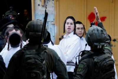 Des colons forcent l’exhumation d’un Palestinien d’une tombe en Cisjordanie