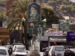 Des portraits de combattants d’Amal et de l’ancien secrétaire général du Hezbollah, Hassan Nasrallah, assassiné lors du dernier conflit, à Nabatiyé, le 23 septembre 2025. Photo Matthieu Karam/L’Orient-Le Jour