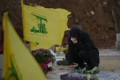 Une femme en pleurs sur une tombe d'un membre du Hezbollah, dans un cimetière temporaire à Choueifate, au sud de Beyrouth, le 29 mars 2026. Photo Mohammad Yassine/L’Orient-Le Jour