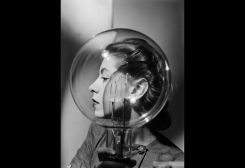 Lee Miller dans Model with a Lightbulb, Photo tirée des archives de Lee Miller; circa 1943. Avec l'aimable autorisation du Musée d'art moderne de Paris 