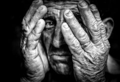 "Les mains" une photo de l'exposition "Les Grands âges" de Nikos Aliagas. Photo avec l'aimable autorisation de l'artiste et du Musée de l'Homme, Paris.  