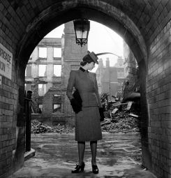 Photo de mode pour Vogue prise dans les décombres en 1941, à Londres, tirée des archives de Lee Miller.  Avec l'aimable autorisation du Musée d'art moderne de la ville de Paris.