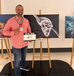 Samer Halwani recevant sa médaille de deuxième du concours international de photographie, organisé aux Émirats arabes unis. Photo transmise par Samer Halwani