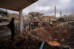 Un homme observe un cratère provoqué par un bombardement israélien, le 7 mars 2026, dans le village de Nabi Chit dans la Békaa, au lendemain de l’attaque. Photo Mohammad Yassine/L’Orient-Le Jour