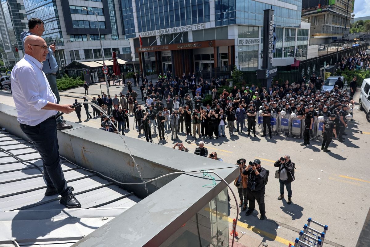Riot police enter opposition headquarters to evict ousted leadership 