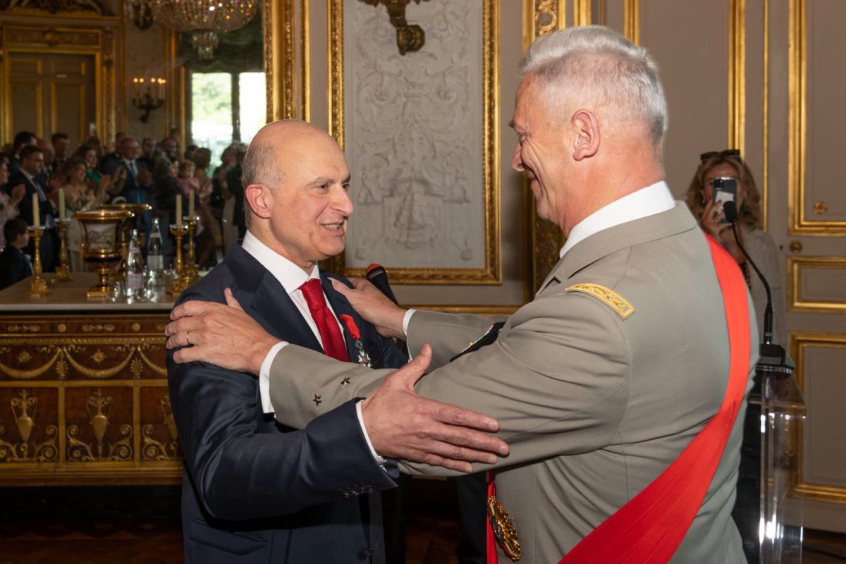 Gilbert Ghostine reçoit les insignes de chevalier de la Légion d’honneur