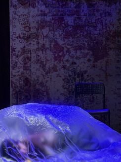 Sous une enveloppe de plastique, Joanna Khalaf donne corps à l’étouffement et à la frustration au cœur de son récit. Photo fournie par Joanna Khalaf