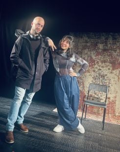 Le musicien Hadi Nasreddine et l’autrice-comédienne Joanna Khalaf au travail avant les représentations au théâtre du Funambule. Photo fournie par Joanna Khalaf