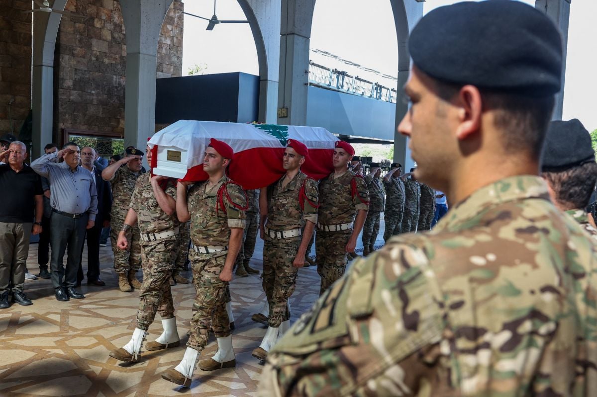Émotion et pleurs à l'enterrement des militaires libanais tués samedi par une frappe israélienne