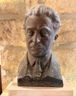 Buste d’Amine Rihani en bronze signé par son contemporain le grand sculpteur Joseph Howayek au musée de l’auteur à Freikeh. Photo Zéna ZALZAL ./L’Orient-Le Jour