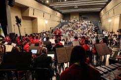 Le Lebanon National Wind Symphony interprète un programme de marches symphoniques et de chants patriotiques libanais devant une salle comble à l'ALBA. Photo fournie par LeBAM