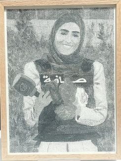 Portrait de Fatima Ftouni, journaliste tuée par les bombardements israéliens le 28 mars 2026. Dessin de Lamia Ziadé publié dans les pages de « Libération » du 23 mai 2026. Sérigraphie produite spécialement pour l'exposition « Bulles du Liban ». Photo fournie par la curatrice