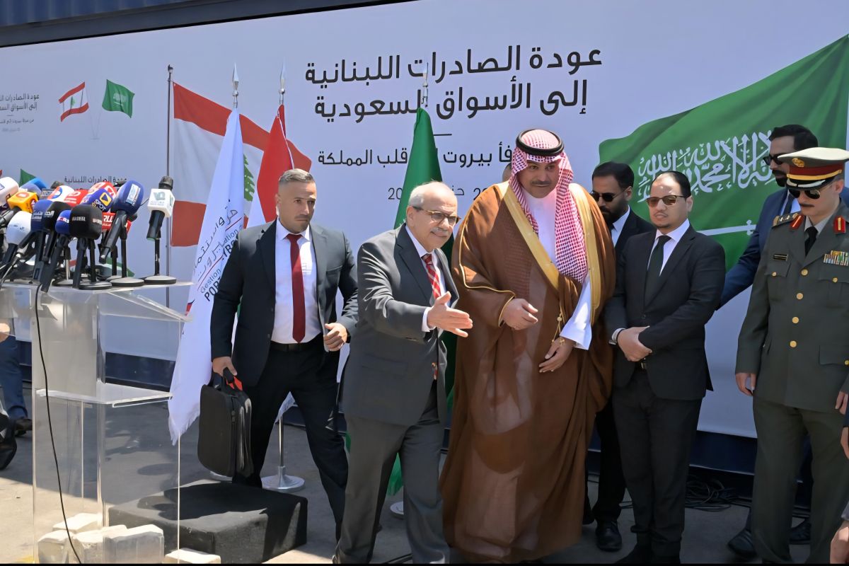 Au port de Beyrouth, Salam et le nouvel ambassadeur saoudien célèbrent l'envoi d'une première cargaison vers l'Arabie depuis cinq ans