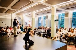 Une vue de la soirée avec Anthony au Micro et Pamela Hayeck qui l'accompagne. Photo Nareg Aslanian. Avec l'aimable autorisation de l'Institut français du Liban