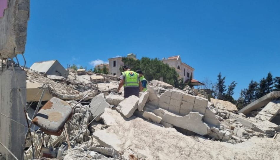 Quatre personnes tuées dans des frappes près de Nabatiyé et Jezzine, déblaiements sous le feu israélien au Liban-Sud