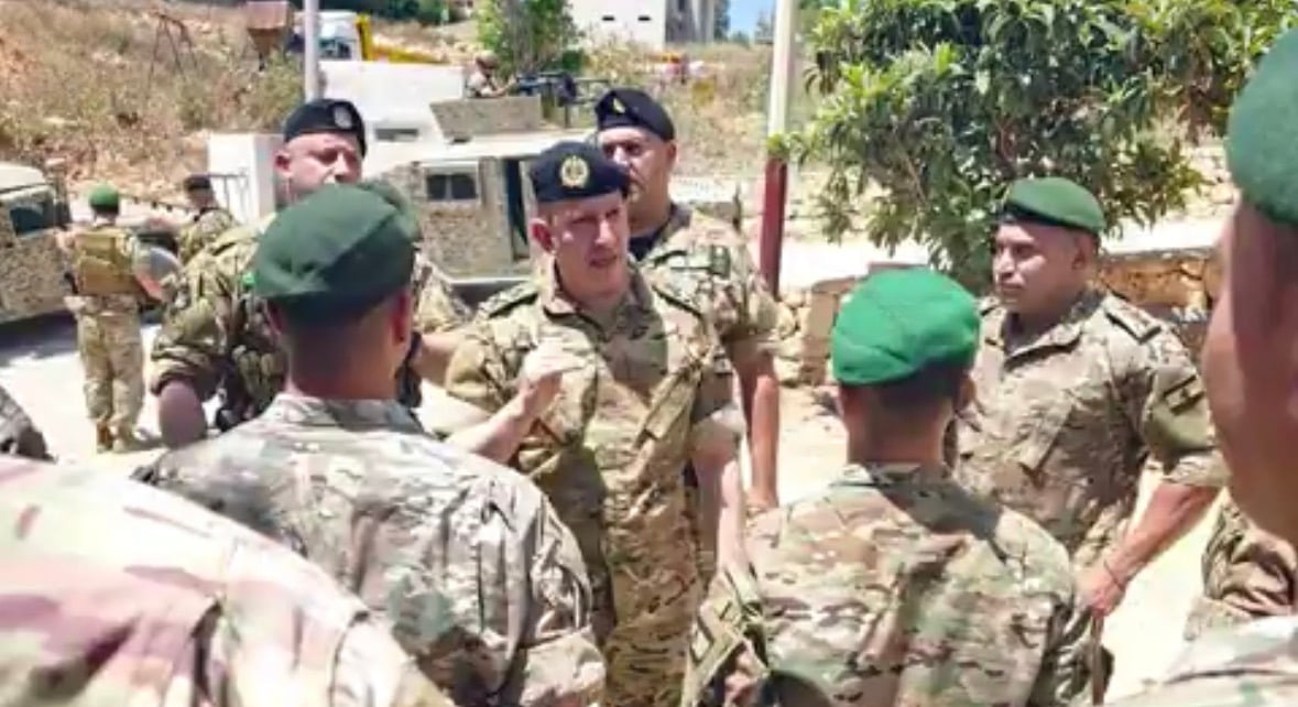 Haykal inspects south Lebanon troops in combat zones