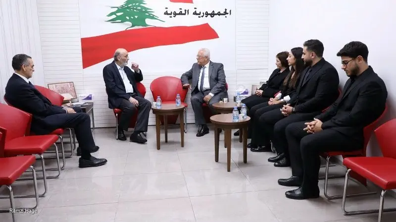 Geagea reçoit la famille de l'ancien chef de la municipalité de Deir Mimas, tué début juin