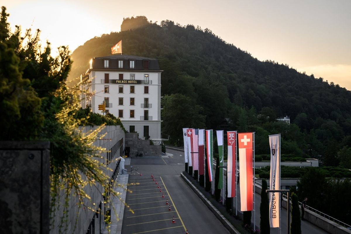 Vance arrives in Switzerland for Iran talks; Hormuz in spotlight