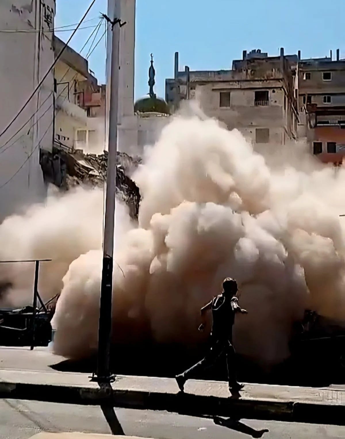 Effondrement partiel d'un immeuble à Tripoli, le conducteur d'une pelleteuse blessé