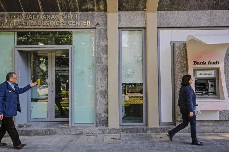 « Trou financier » : la BDL revoit la copie du gouvernement, pour faire patienter plus longtemps les déposants