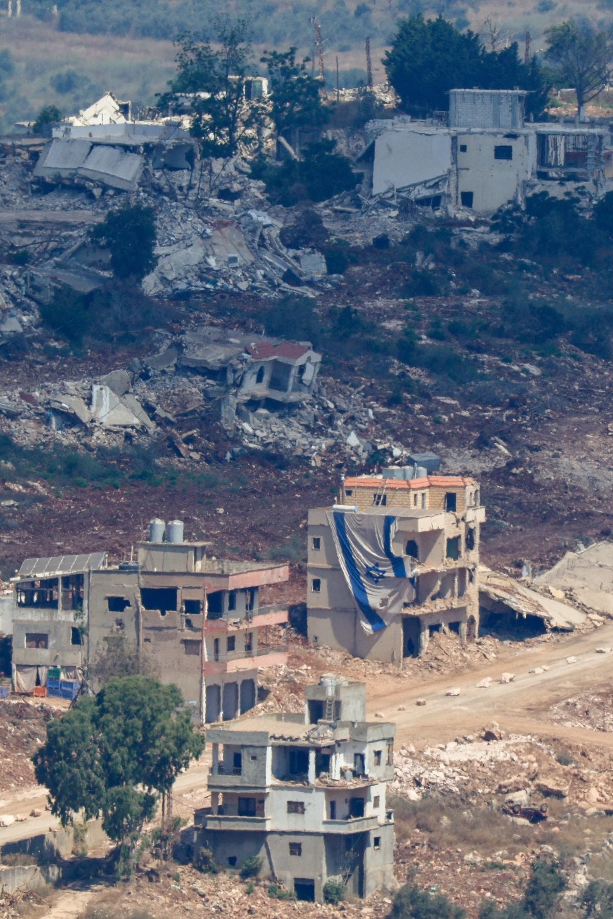 Des maisons incendiées par l'armée israélienne à Beit Yahoun, tirs sur Majdel Zoun et Aïta el-Jabal