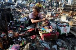 Une jeune fille palestinienne fouille parmi les déchets après une frappe israélienne dans un centre de déplacés à Khan Younès, dans le sud de Gaza, le 30 juin 2026. Photo Ramadan Abed/Reuters