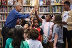 Barack Obama tape dans la main d’écoliers après leur avoir fait la lecture au Centre présidentiel Barack Obama. Photo Win McNamee/AFP