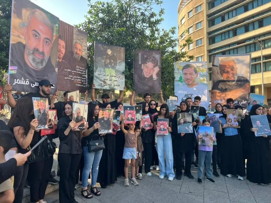 Les familles de quatre disparus après le cessez-le-feu organisent un sit-in devant le Grand Sérail