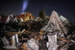 Un Palestinien se tient dans les ruines du camp de déplacés d’al-Mawassi, à Khan Younès, dans le sud de Gaza, après une frappe israélienne, le 29 juin 2026. Photo Bashar Taleb/AFP