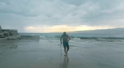 Kassem, l’un des trois habitués du littoral beyrouthin, au cœur du documentaire. Photo crédit Dima el-Horr