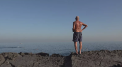 Reda, l’un des trois protagonistes du documentaire, au bord de la mer à Beyrouth. Photo crédit Dima el-Horr