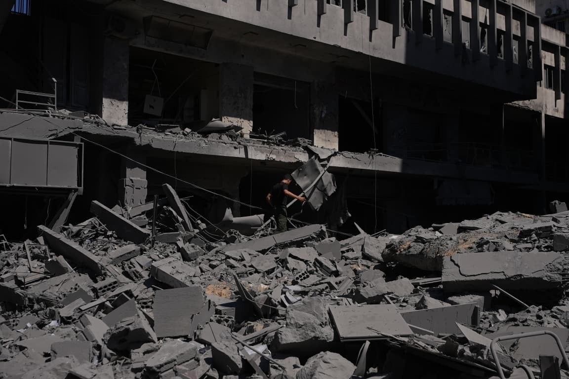 400 public figures sign a call to save Lebanon