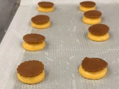 Les choux craquelin au café et praliné amande de la cheffe Chantal Tabet