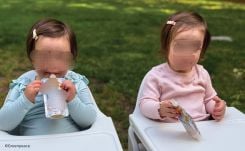 Des bébés se servant dans des sachets en plastique à bec serveur, qu’on trouve de plus en plus sur le marché. Photo fournie par Greenpeace