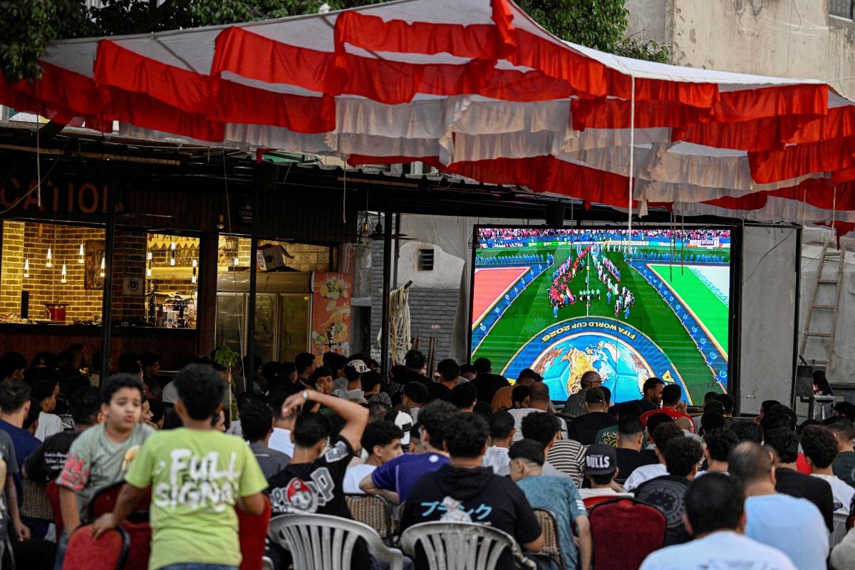 In Cairo, politics are kept 'off the field' during the Egypt-Iran match