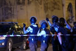 Des policiers monégasques patrouillent près du lieu d'une explosion dans un immeuble résidentiel de Monaco, à proximité de la frontière française, le 29 juin 2026. Photo Valery Hache / AFP