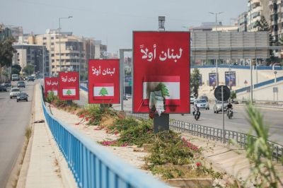 Des affiches « Le Liban d’abord » remplacent celles de « Merci à l'Iran » sur la route de l'AIB… et se font incendier