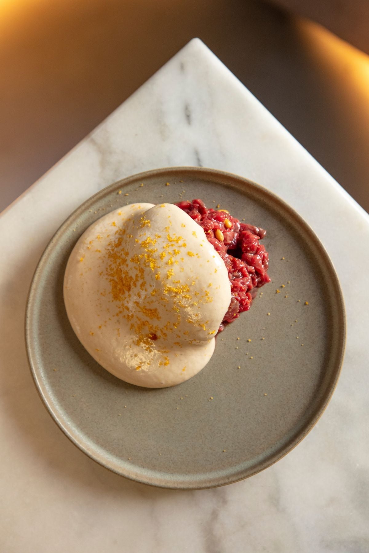 Le tartare de boeuf, siphon tonnato et poutargue râpée de Tara Habis