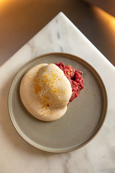 Le tartare de boeuf, siphon tonnato et poutargue râpée de Tara Habis