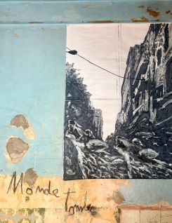 Une vue d'un coin de l'exposition "Le monde tombe" de Samir Khaddaje. Photo ZZ/ L'OLJ