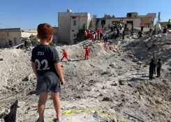 Un enfant se tient près des décombres d’un bâtiment endommagé par une frappe israélienne à Qennarit, dans le sud du Liban, le 20 juin 2026. Photo prise avec un téléphone portable/ Reuters/Stringer