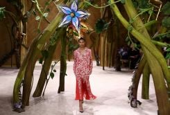 Un mannequin présente une création du styliste Matthieu Blazy lors du défilé de la collection haute couture automne-hiver 2026-2027 de la maison Chanel, à Paris, en France, le 7 juillet 2026. Photo Stéphane Mahe/Reuters Chanel Haute Couture Fall/Winter 2026-2027 collection show